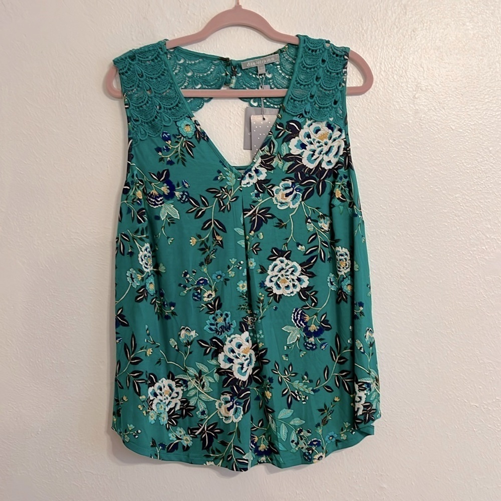 NWT Danielrainn Size 1X Green W/ Floral Print Babydoll V Neck Tunic Lace Trim